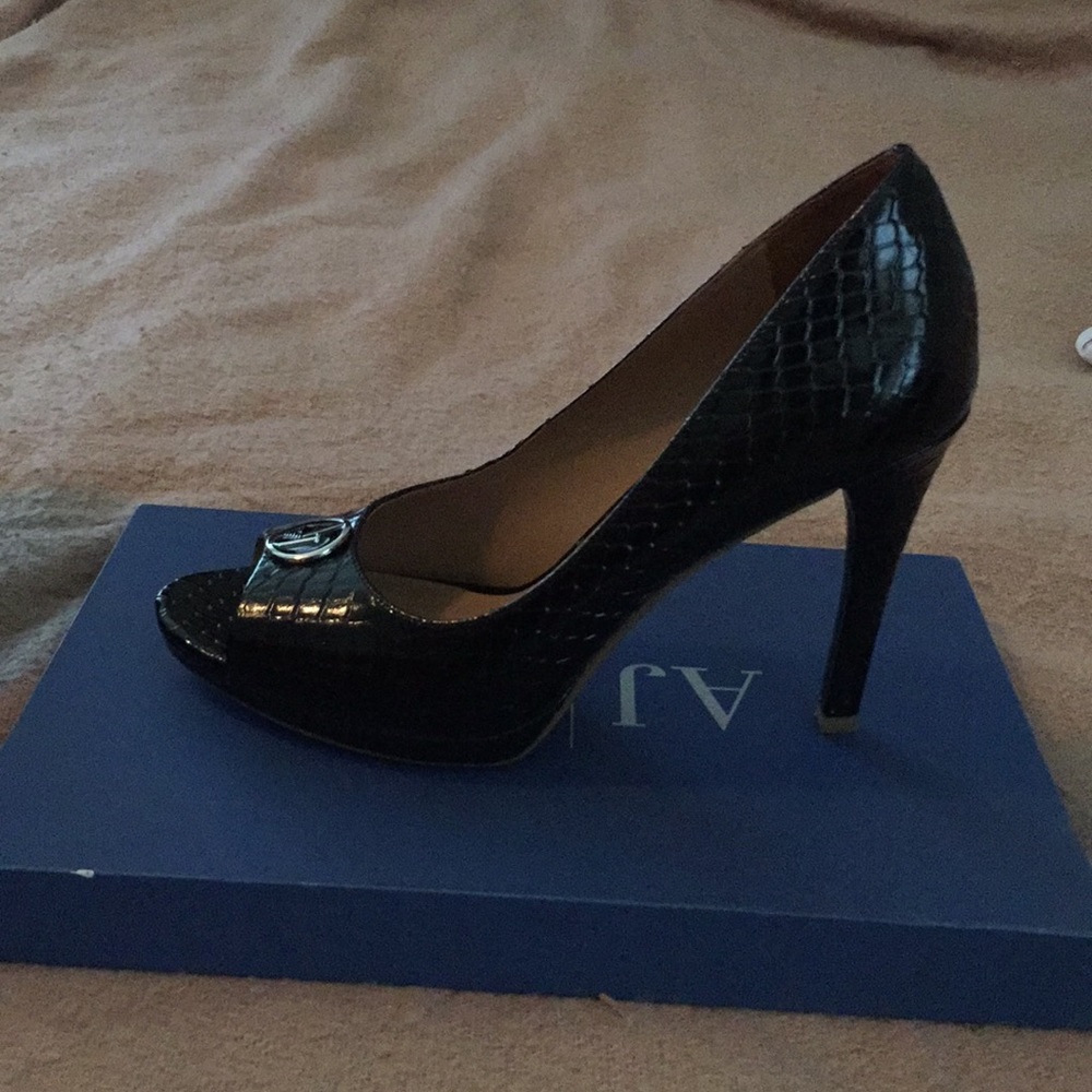 Shoes - Picture 4 of 5